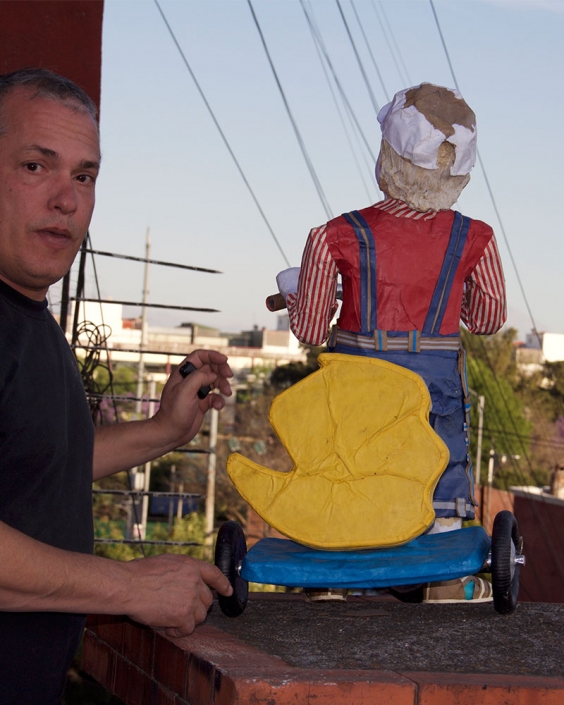 Artista Plástico Roberto Jiménez Hidalgo y su Escultura en proceso El Pinerito 4